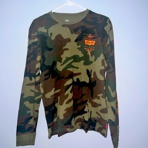 Levi’s Camo Long Sleeve Tee